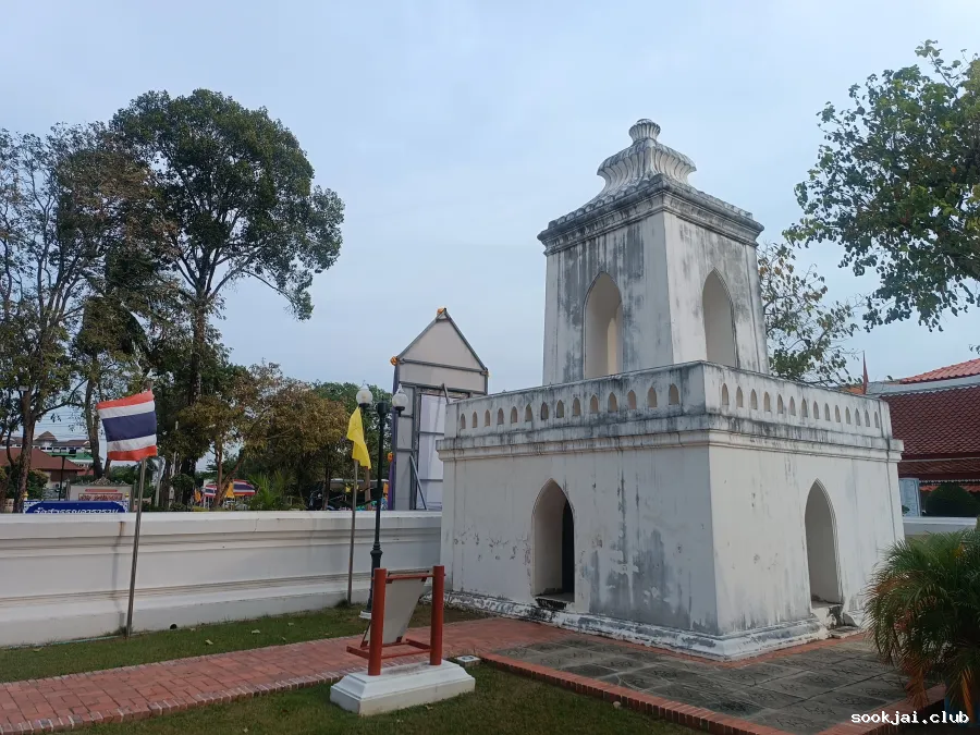Wat Suwan Dararam is a temple of the Chakri dynasty because the father of King Rama I built it