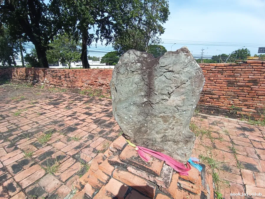 เศียรพระใหญ่ วัดวรเชษฐาราม (นอกเกาะเมือง) ชมโบราณสถานสงบร่มรื่นแห่งท้องทุ่งประเชต