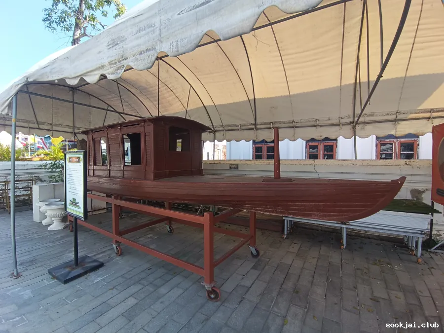 ชมภาพจิตรกรรม รัชกาลที่ 4 ทรงกล้องดูดาว ที่วัดเสนาสนาราม อยุธยา