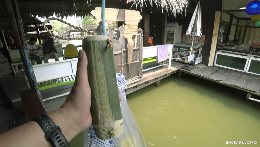 เที่ยวตลาดน้ำอโยธยา วันหยุดสุดฟิน เครื่องดื่มขายพร้อมกระบอกไม้ไผ่ได้อารมณ์ย้อนยุคแบบนี้