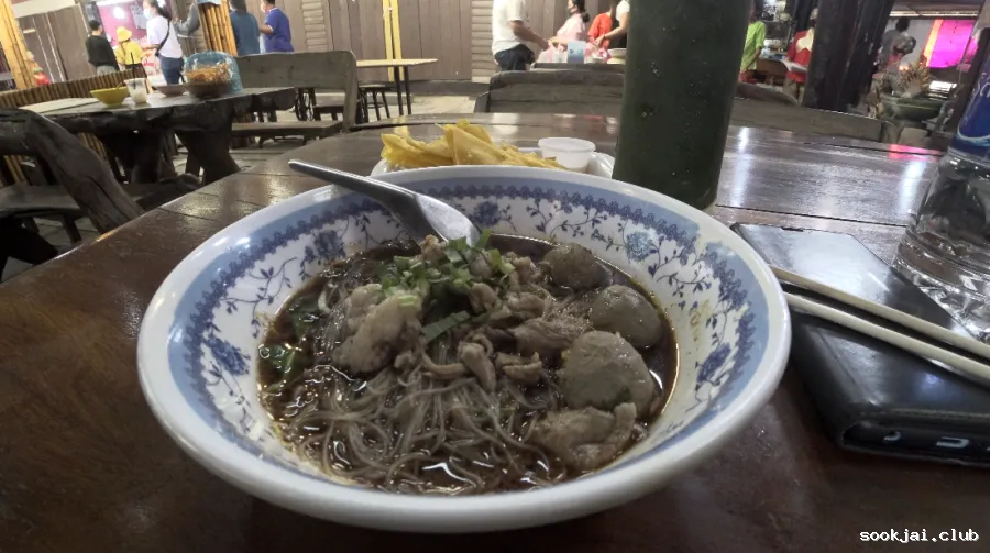 เที่ยวตลาดน้ำอโยธยา วันหยุดสุดฟิน กวยเตี๋ยวอร่อยๆ มีหลายร้านในตลาดน้ำอโยธยา