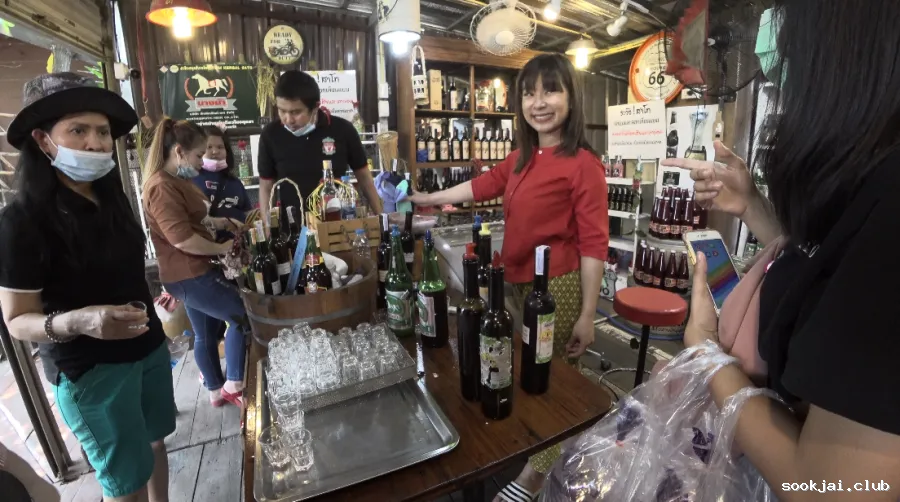 เที่ยวตลาดน้ำอโยธยา วันหยุดสุดฟิน เลือกซื้อสาโทรสชาติดีจากที่นี่เลย