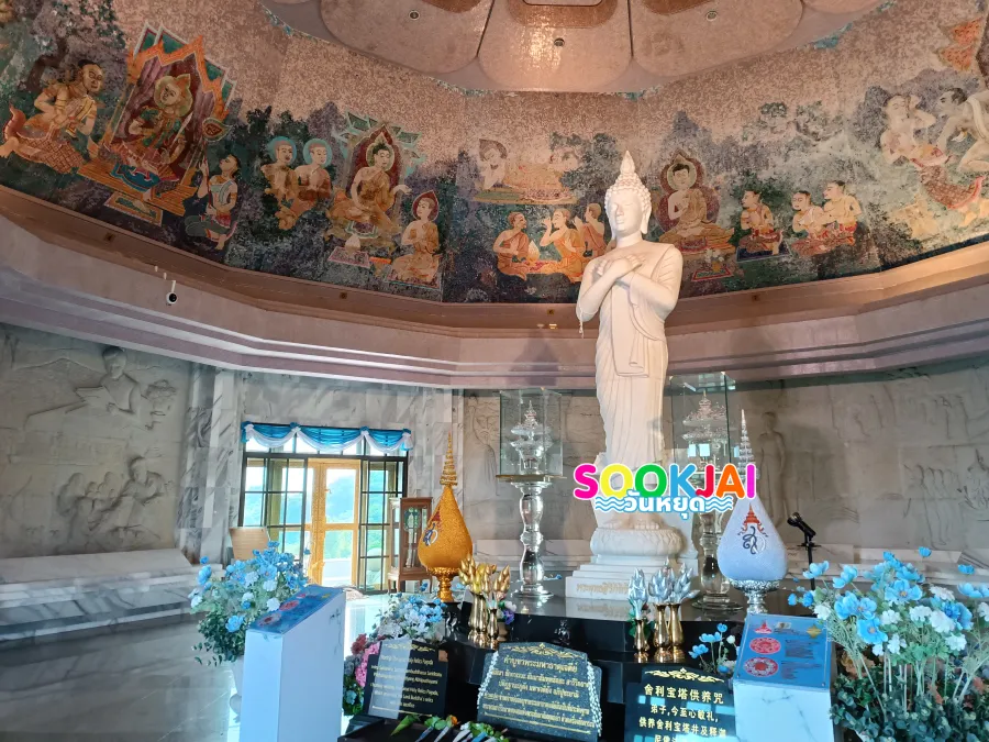 Worship Phra Maha Dhatu Naphamethanidon and Phra Maha Dhatu Naphapholphumisiri, the twin pagodas of Doi Inthanon