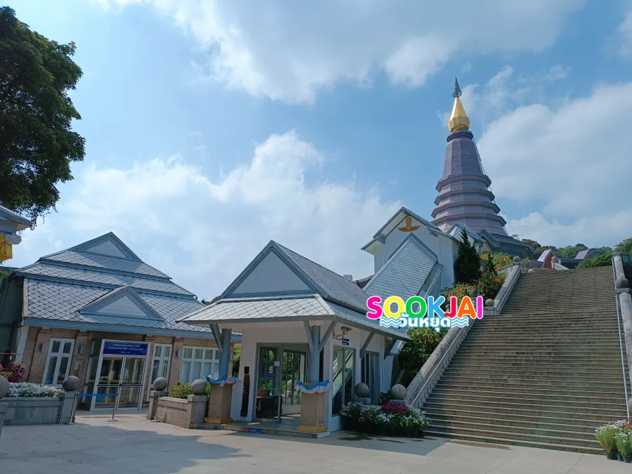 Worship Phra Maha Dhatu Naphamethanidon and Phra Maha Dhatu Naphapholphumisiri, the twin pagodas of Doi Inthanon