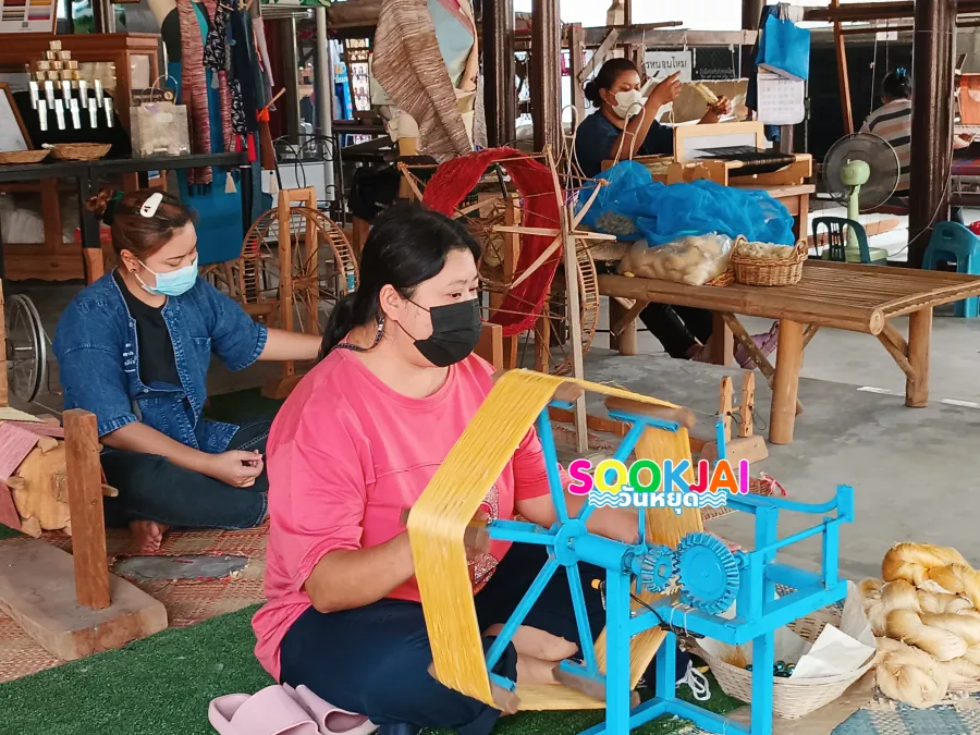 ศูนย์เรียนรู้การทอผ้าไหมลำพูน