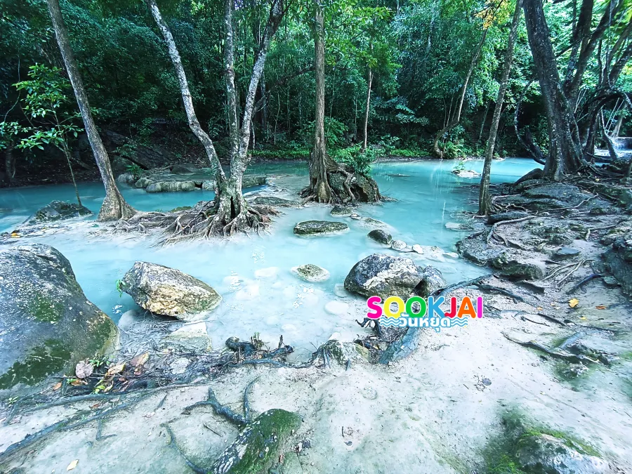 รีวิวน้ำตกเอราวัณ กาญจนบุรี สัมผัสสวรรค์บนดิน 7 ชั้น น้ำใสสีมรกตกลางป่าใหญ่