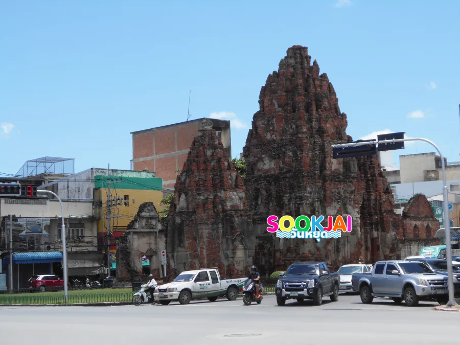 Prang Khaek Lopburi, Explore the Ancient Khmer Shrine in the Middle of the Oldest Market Area