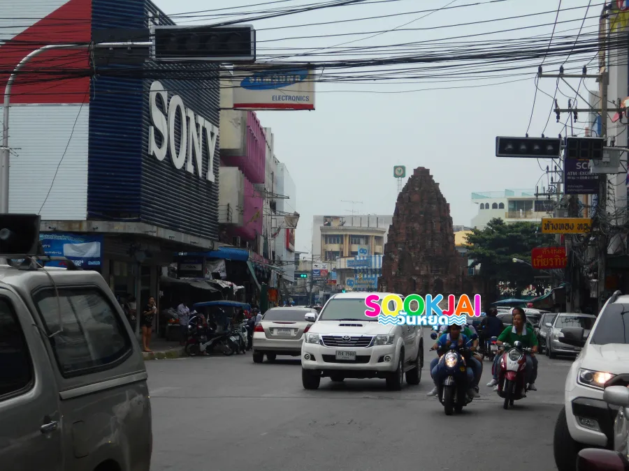 Prang Khaek Lopburi, Explore the Ancient Khmer Shrine in the Middle of the Oldest Market Area