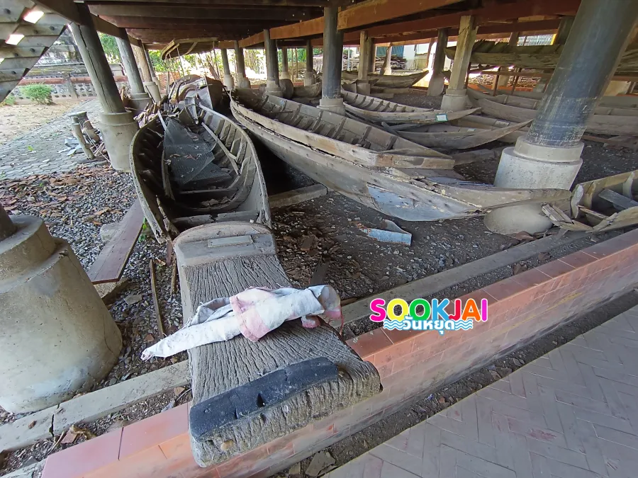 Take a tour of the Folk Boat Museum, Wat Yang Na Rangsi, Lopburi Province. See a collection of rare ancient boats on the classic old wooden pavilion. Learn about the way of life of the Lopburi River Basin people on a happy holiday.
