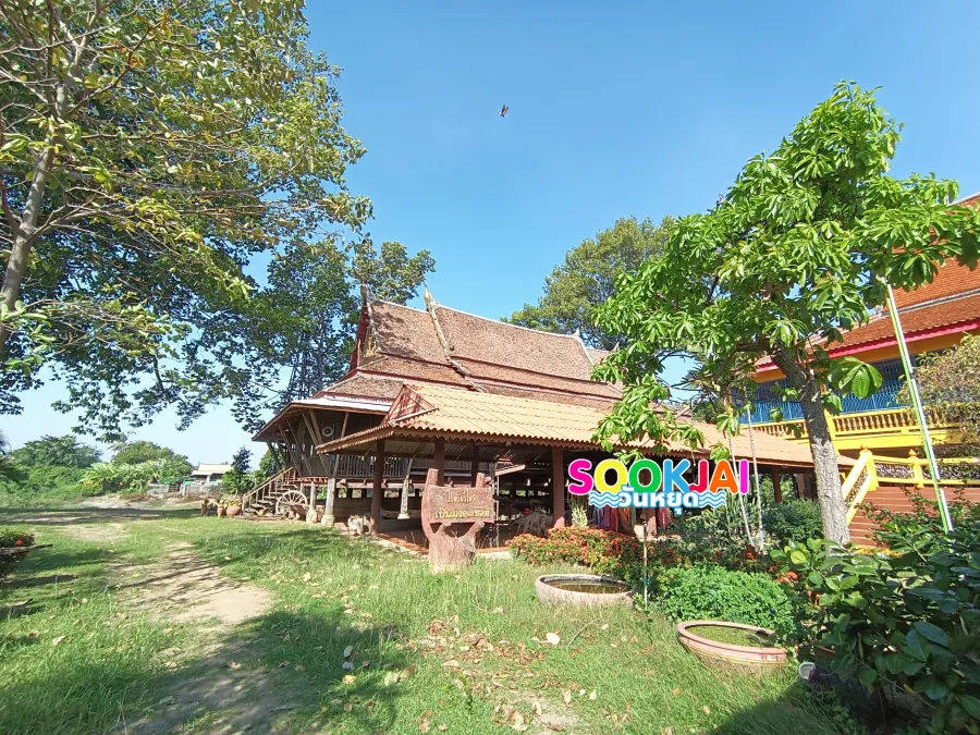 Take a tour of the Folk Boat Museum, Wat Yang Na Rangsi, Lopburi Province. See a collection of rare ancient boats on the classic old wooden pavilion. Learn about the way of life of the Lopburi River Basin people on a happy holiday.