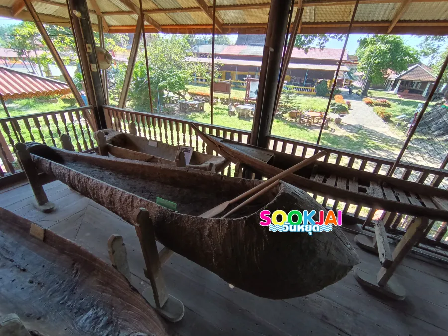 Take a tour of the Folk Boat Museum, Wat Yang Na Rangsi, Lopburi Province. See a collection of rare ancient boats on the classic old wooden pavilion. Learn about the way of life of the Lopburi River Basin people on a happy holiday.