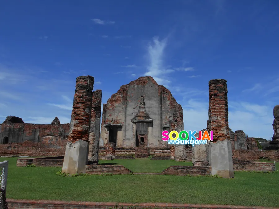 Visit Wat Phra Sri Rattana Mahathat, Lopburi, see the largest main Prang in the province, trace the ancient Khmer civilization