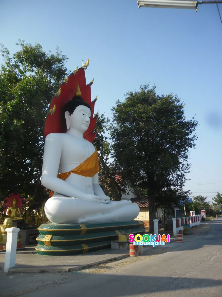 Wat Mani Chonlakhan Lopburi, Admire the Charm of Luang Pho Saeng Pagoda and the Bodhi Tree Behind the History of the City Gate