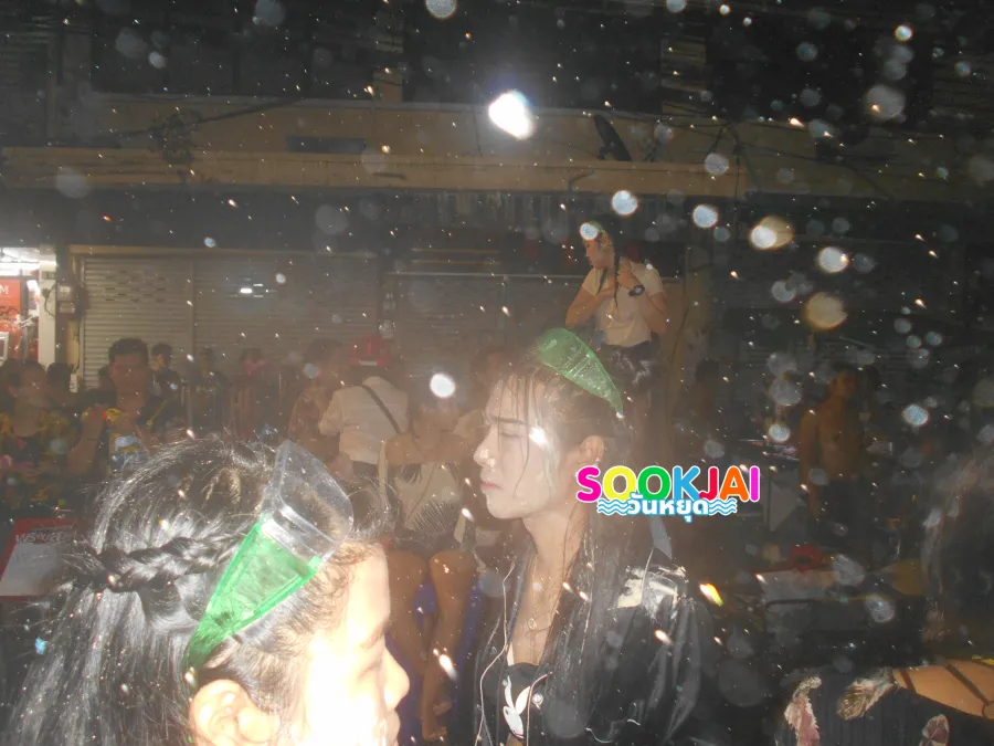 Songkran Khao San Road 2026, 3 days 3 nights of fun splashing, a world-class water splashing spot that party-goers must not miss!