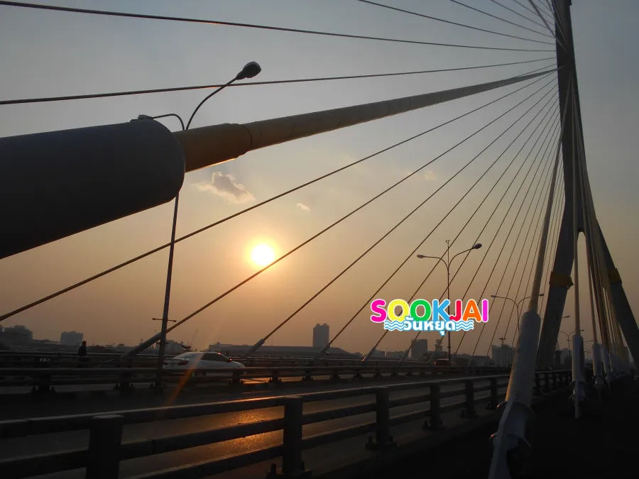 เช็คอิน "สะพานพระราม 8" ชมวิวหลักล้านริมแม่น้ำเจ้าพระยา แลนด์มาร์คสุดชิคของคนรักการถ่ายรูป