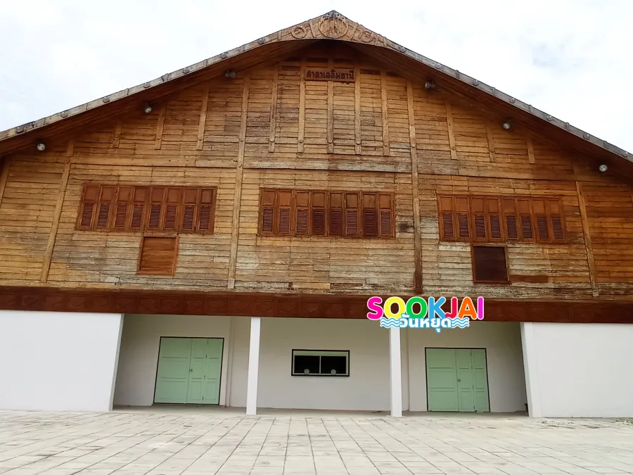 Travel to Nang Loeng, an old district in the heart of the city. Taste legendary food and admire classic architecture.