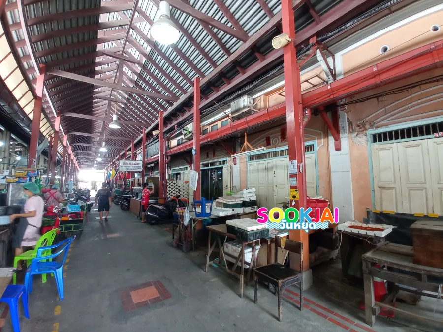 Travel to Nang Loeng, an old district in the heart of the city. Taste legendary food and admire classic architecture.