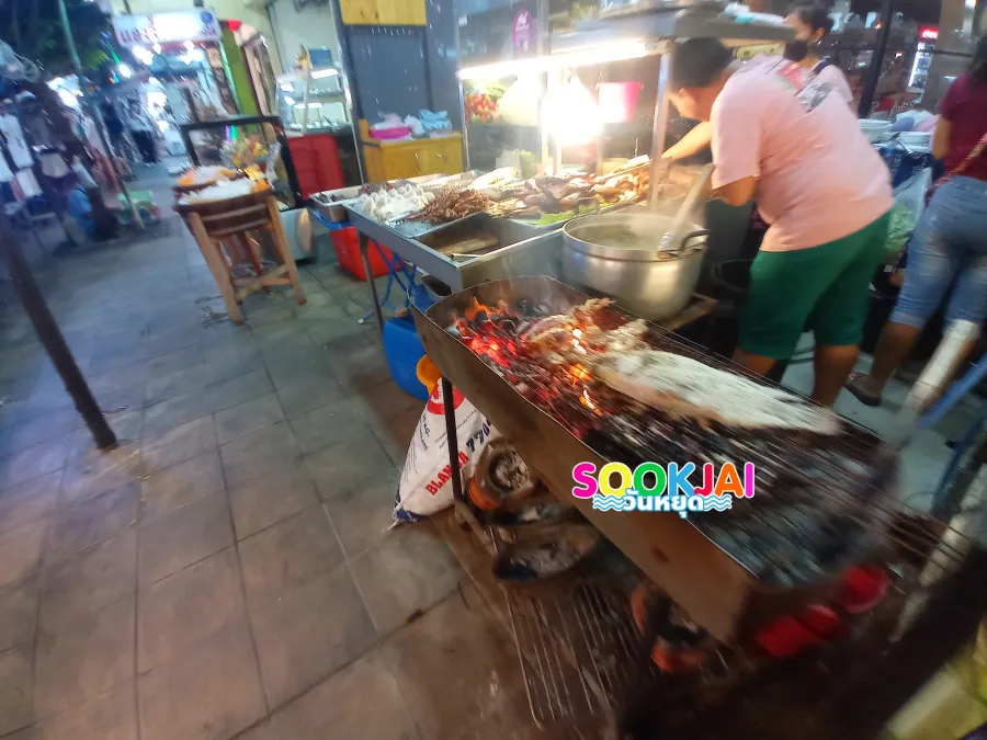 ตะลุย ตลาดห้วยขวาง สวรรค์คนนอนดึก แหล่งรวมของกินและสินค้าแฟชั่นเปิดโต้รุ่ง