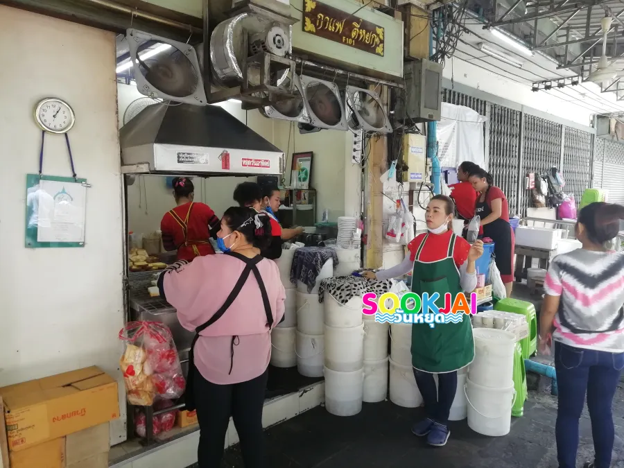 Tee Yok Ancient Coffee, Khlong Thom. Experience the charm of roadside street food with legendary charcoal coffee.