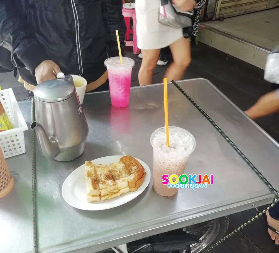 Tee Yok Ancient Coffee, Khlong Thom. Experience the charm of roadside street food with legendary charcoal coffee.