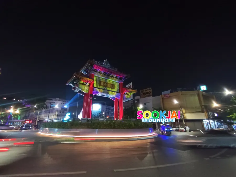 ซุ้มประตูเฉลิมพระเกียรติ 6 รอบพระชนมพรรษา แลนด์มาร์คเยาวราช และปรากฏการณ์หมูเด้งบุกกรุง