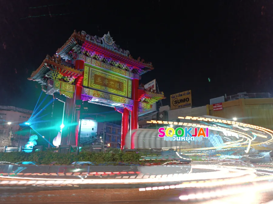 ซุ้มประตูเฉลิมพระเกียรติ 6 รอบพระชนมพรรษา แลนด์มาร์คเยาวราช และปรากฏการณ์หมูเด้งบุกกรุง