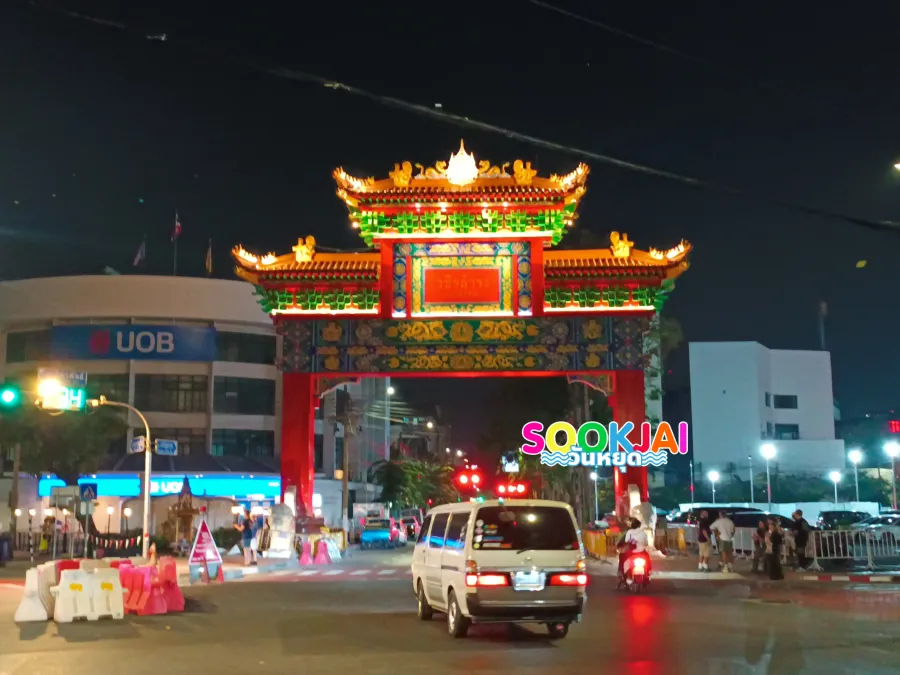 ซุ้มประตูวชิรธำรง 72 พรรษา แลนด์มาร์คใหม่ย่านเยาวราช เฉลิมพระเกียรติพระบาทสมเด็จพระเจ้าอยู่หัว