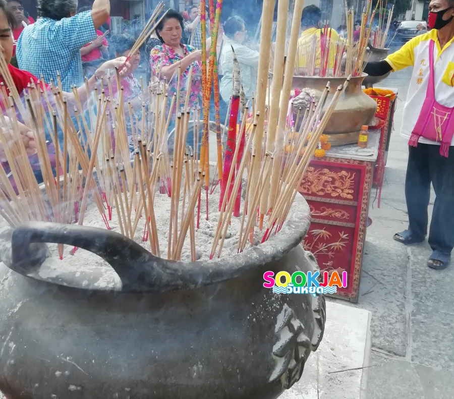 Wat Mangkon Kamalawat (Leng Noei Yi), a true landmark for believers, worshiping to ward off bad luck and enhance good fortune in Yaowarat