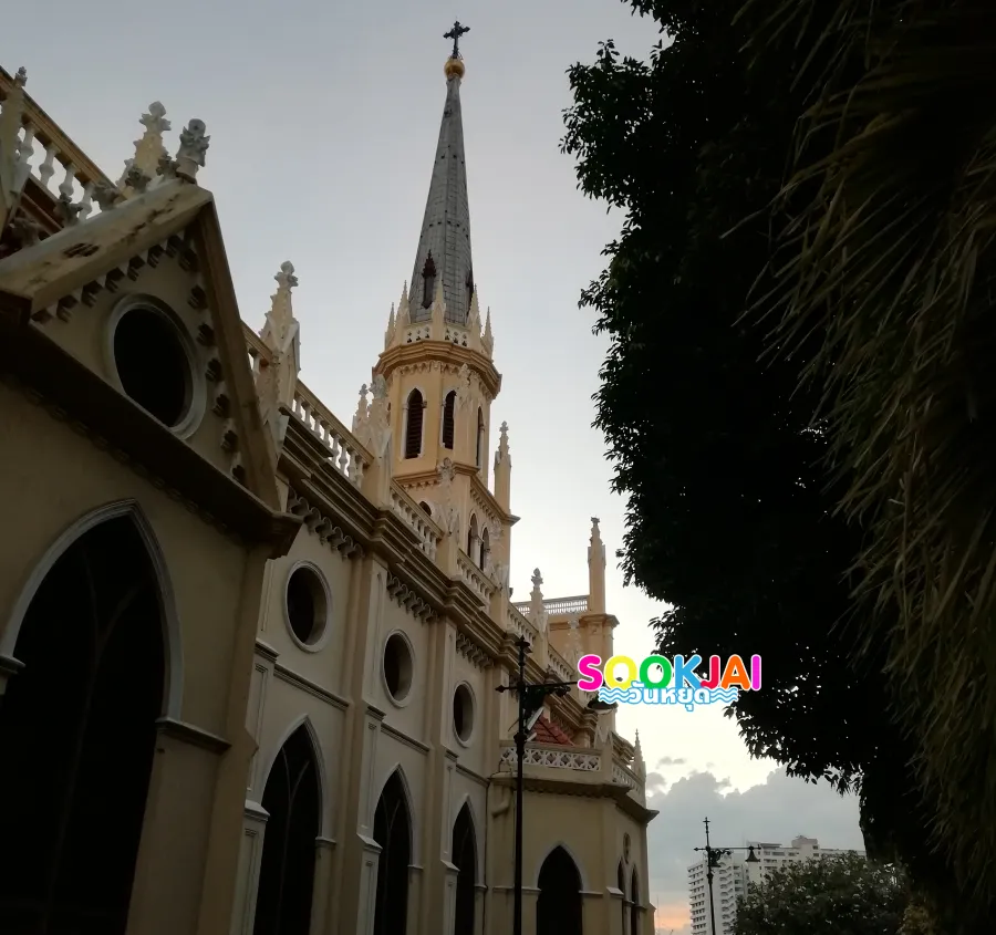 ยลความงาม โบสถ์กาลหว่าร์ สถาปัตยกรรมกอทิกริมน้ำเจ้าพระยา และตำนานศรัทธาที่แยกตัวจากซางตาครูซ