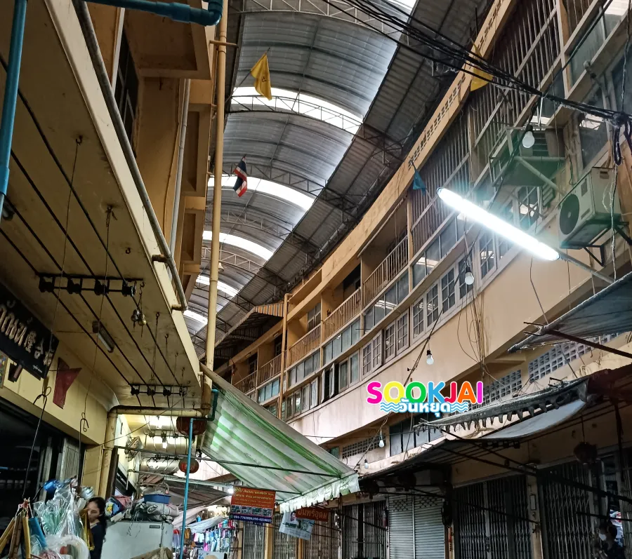 เช็กอิน "ตลาดหัวรอ" อยุธยา สัมผัสเสน่ห์ตลาดโค้งสีเหลืองนวล แหล่งรวมของอร่อยข้างวังจันทร์เกษม