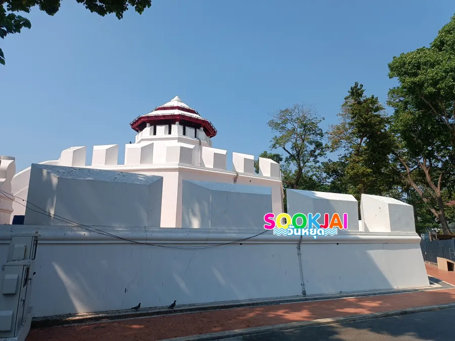 Pom Mahakan Fort
