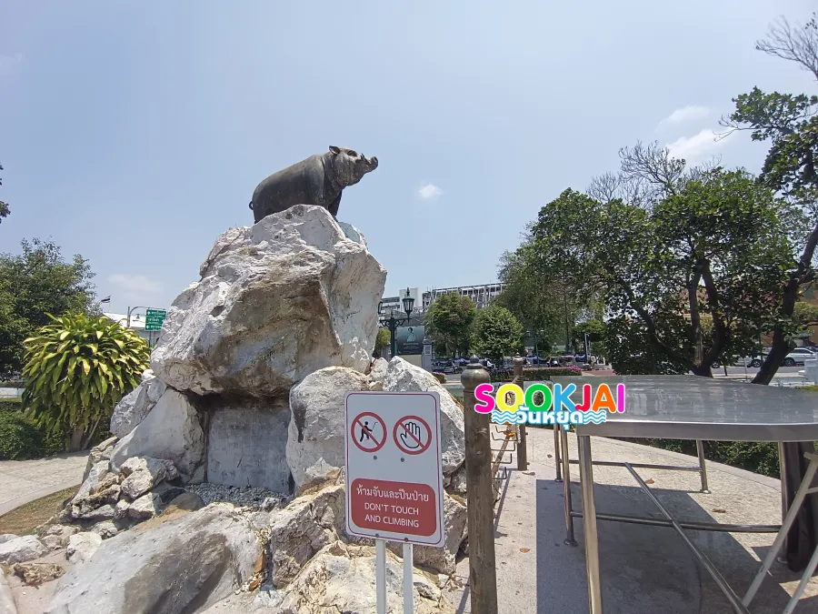 Stroll through the old town, take chic photos at the 