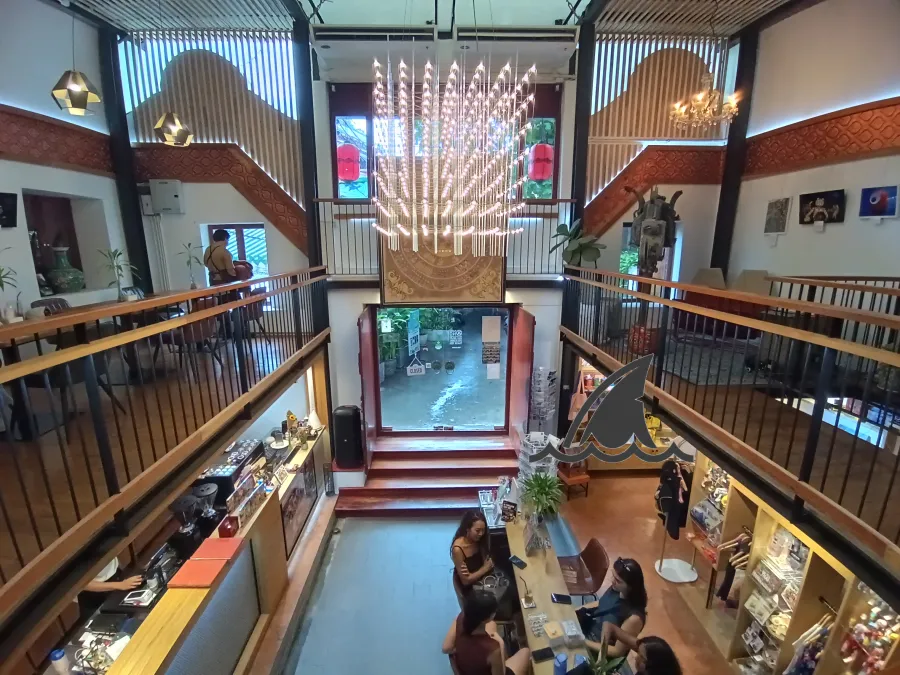 Photo Hostel Photo Cafe: Accommodation, Cafe, Gallery next to the Shrine for Photography Lovers
