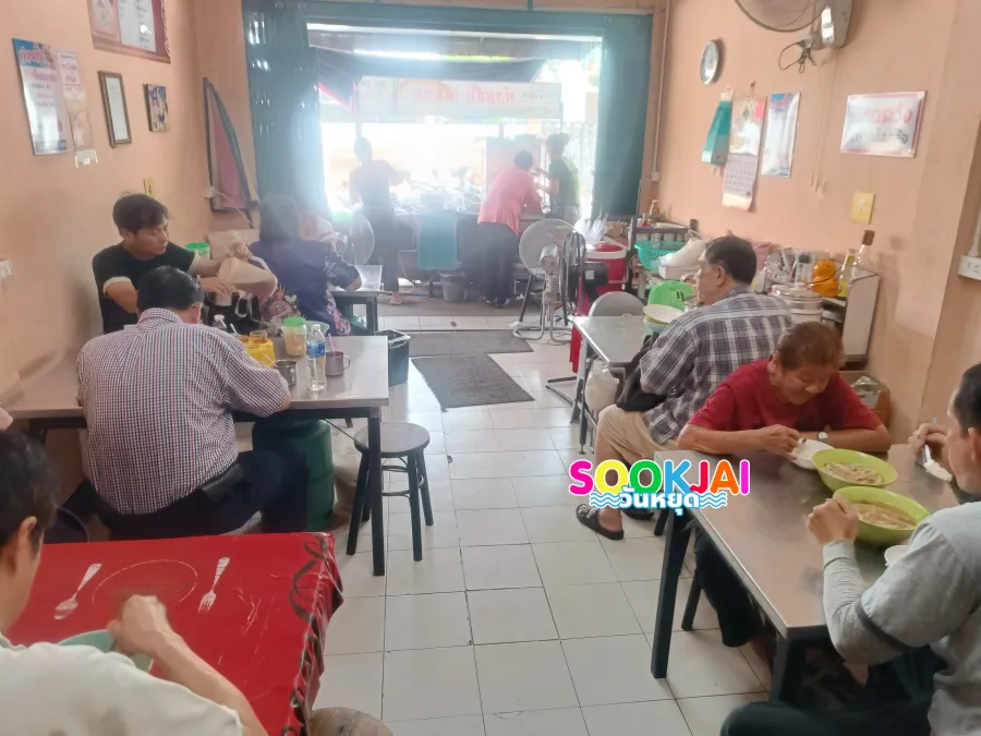 Jae Noi's Kuay Jab: Chan Road's Delicious Gem, Hidden in the Alley