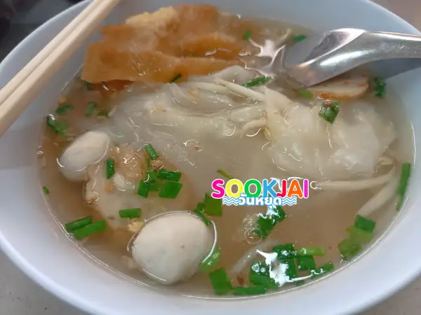 ก๊วยเตี๋ยวลูกชิ้นปลา กิมเซี้ย เชลล์ชวนชิม ร้านอร่อยบางลำภู ขายอยู่ใกล้ๆ ถนนข้าวสาร