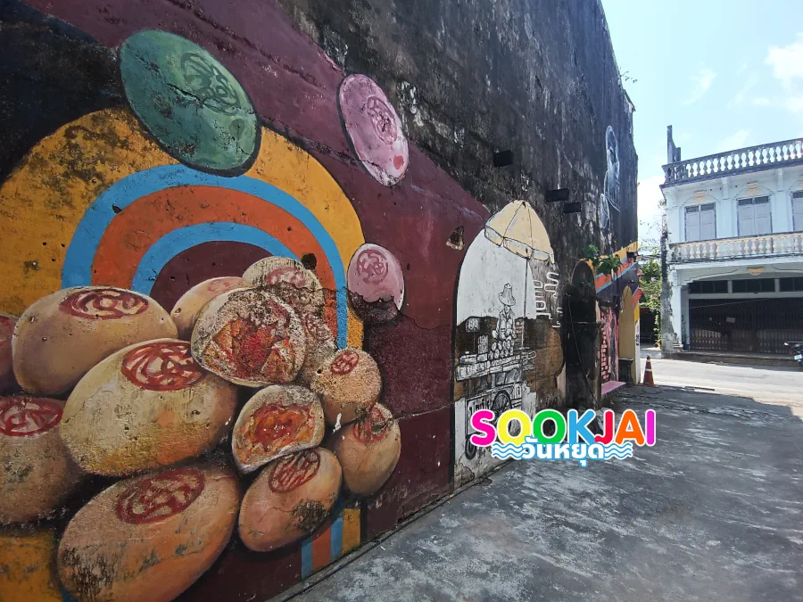 เยือนเมืองเก่าตะกั่วป่า เที่ยวพังงา เช่ารถเครื่องแว้นไปดูเมืองเก่า ชิมขนมเต้าส้อ